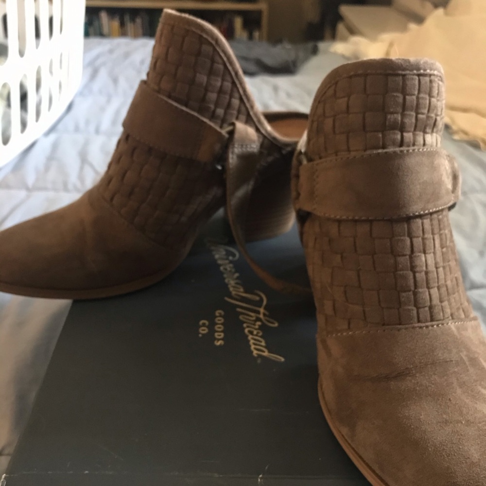 Women’s size 8 Universal thread mule boot